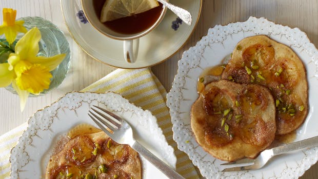 Bananpandekager med kanel på tallerken