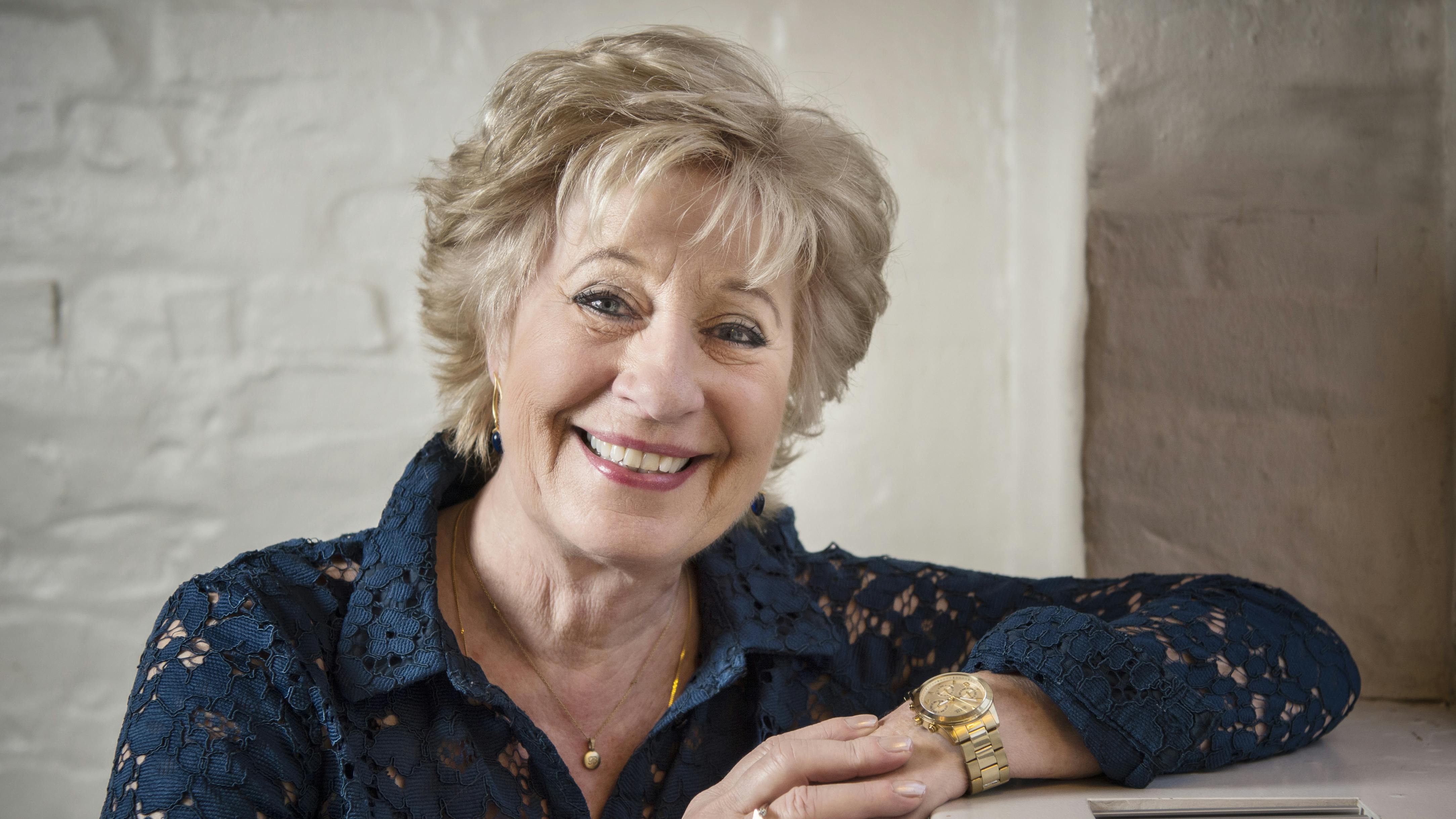 Familie journal har stillet Dansktoppens dronning Birthe Kjær seks spørgsmål i webserien "Seks hurtige" som opvarmning til Dansktop Prisen 2017.