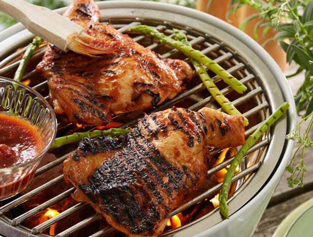 BBQ-kylling på grill, der pensles med marinade
