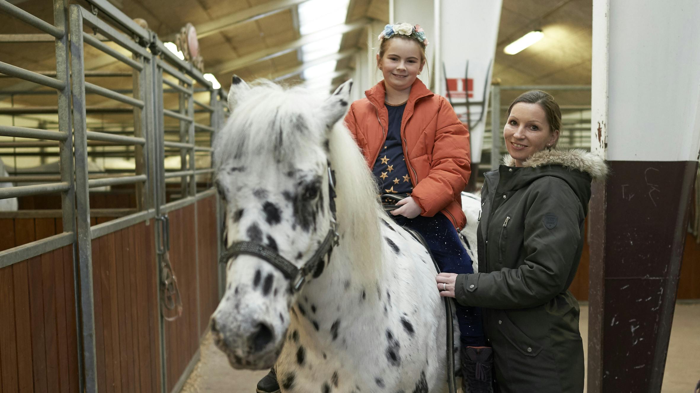 Scarlett er den nye cirkusprinsesse i Cirkus Arena, og lige som sin mor Laura er hun til heste