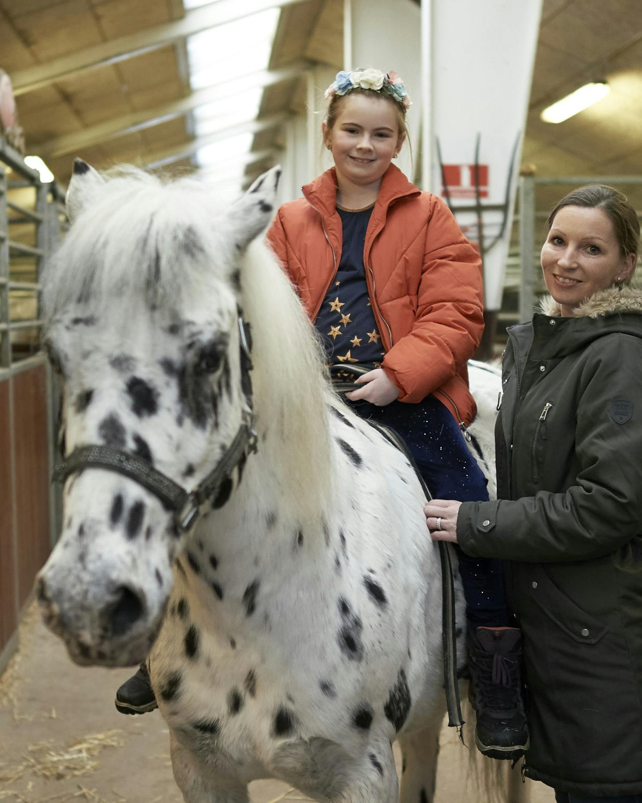 Scarlett er den nye cirkusprinsesse i Cirkus Arena, og lige som sin mor Laura er hun til heste