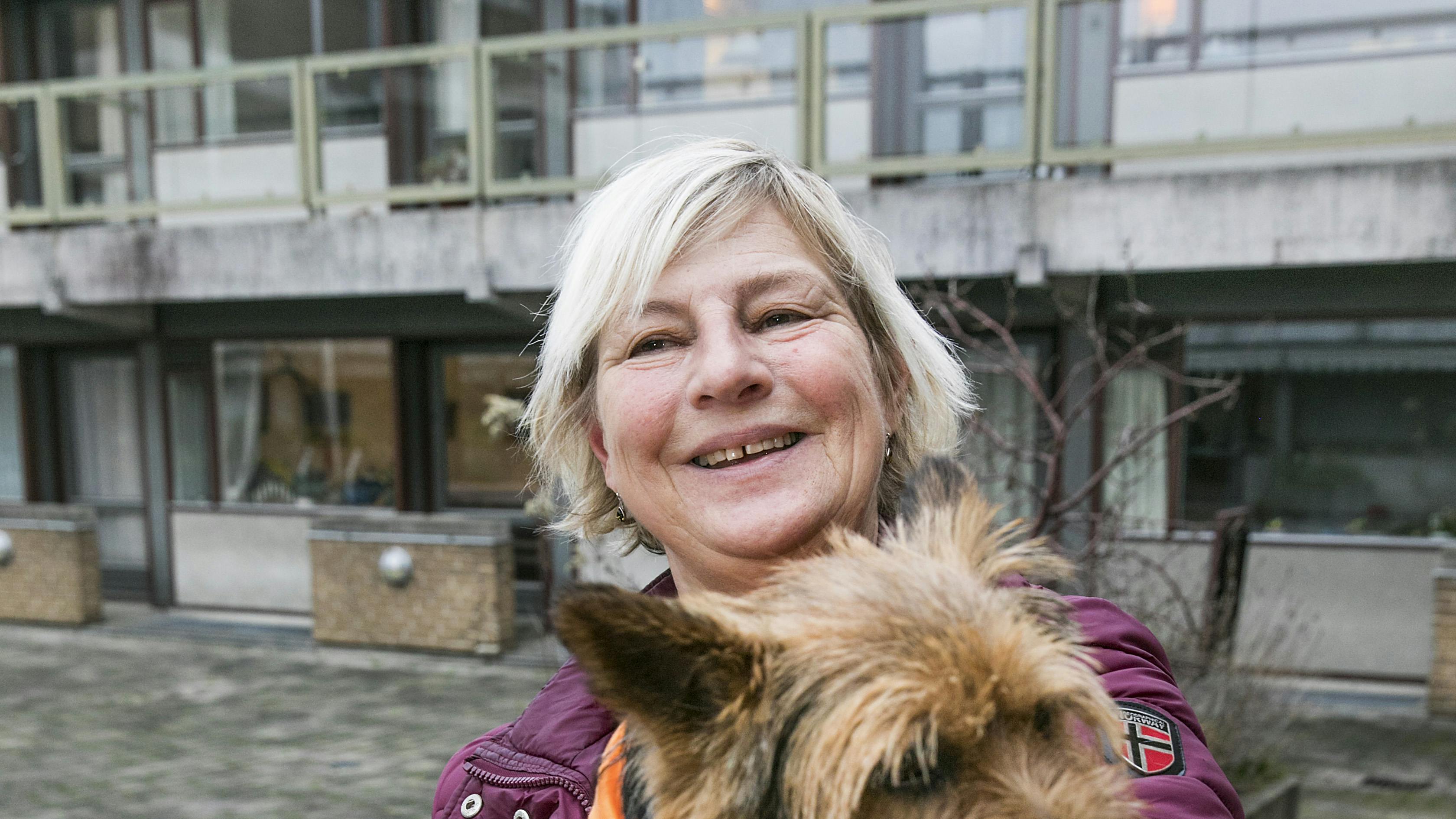 Dame med besøgshund i sin favn