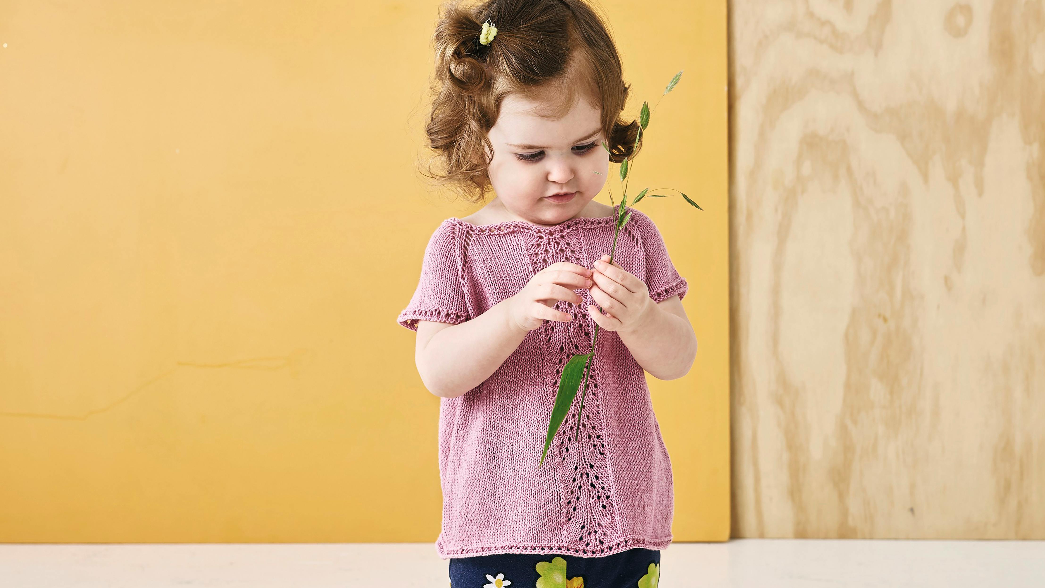 Strikkeopskrift: Blondebluse til pigen