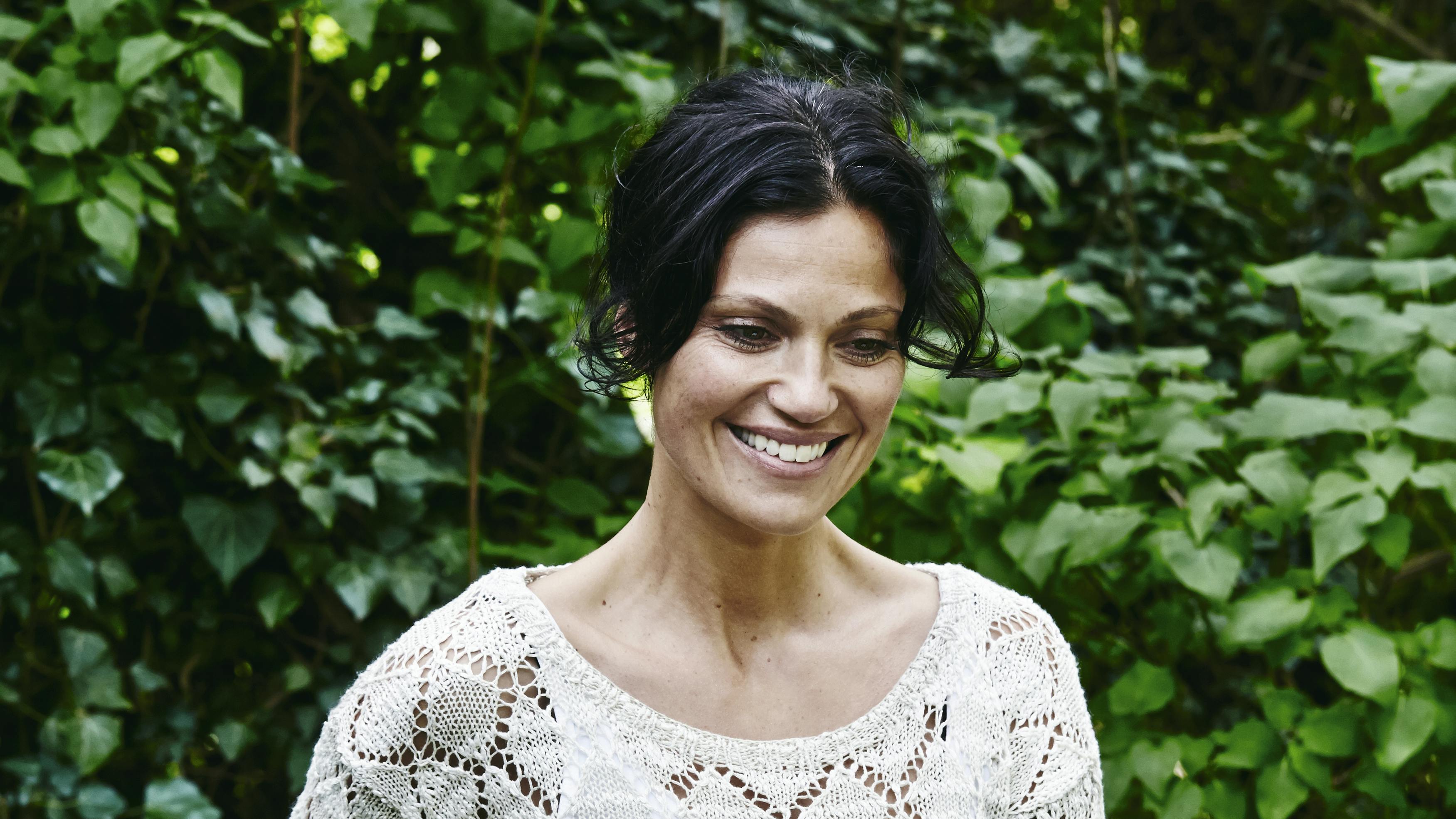 Smuk bluse med domino-hulmønster