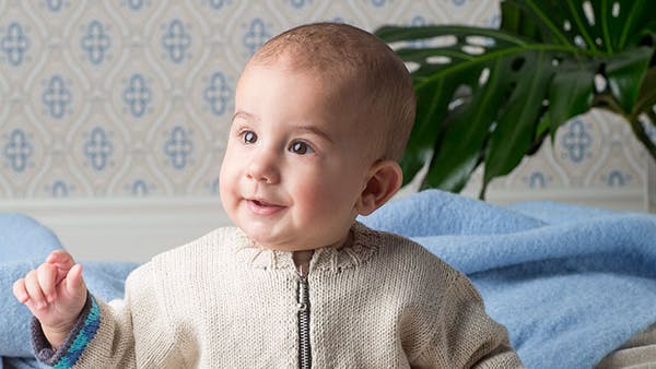 Strikkeopskrift: Baby med fin strikket bluse
