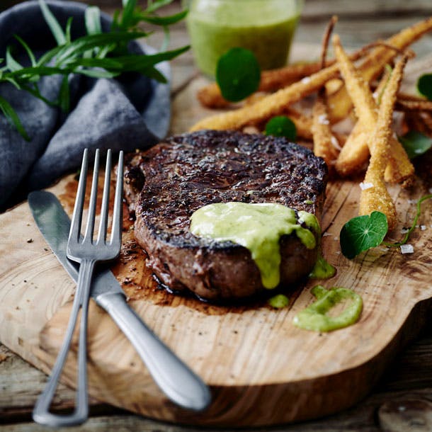 Bøf med pastinakfritter og bearnaise