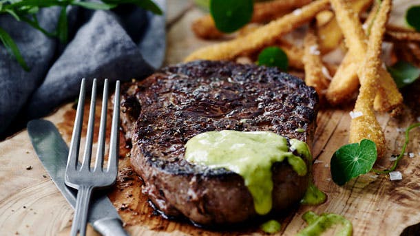 Bøf med pastinakfritter og bearnaise