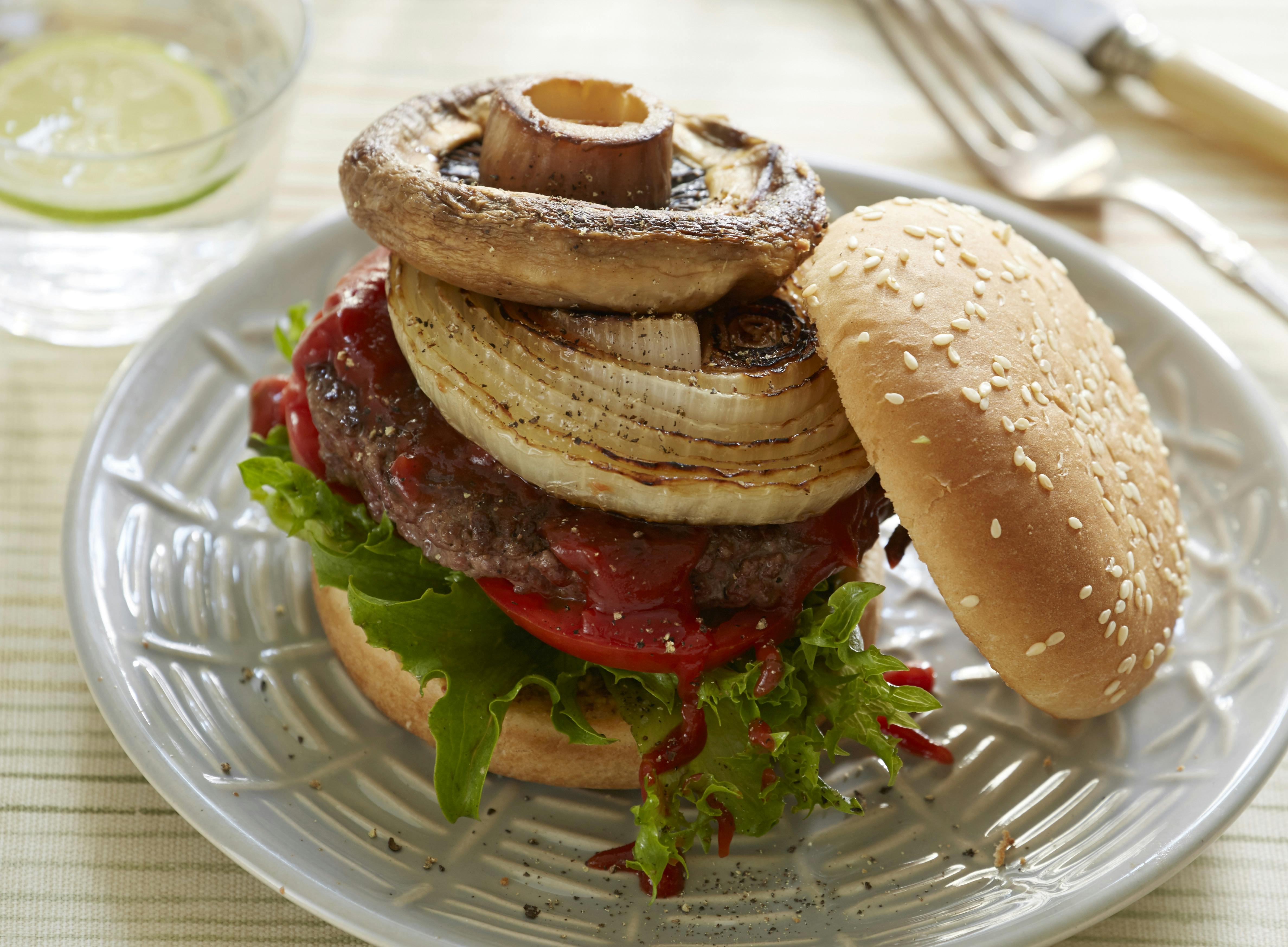 Bøfsandwich bestående af burgerbolle fyldt med hakkebøf, portobellosvamp, salat, tomat og mayonnaise