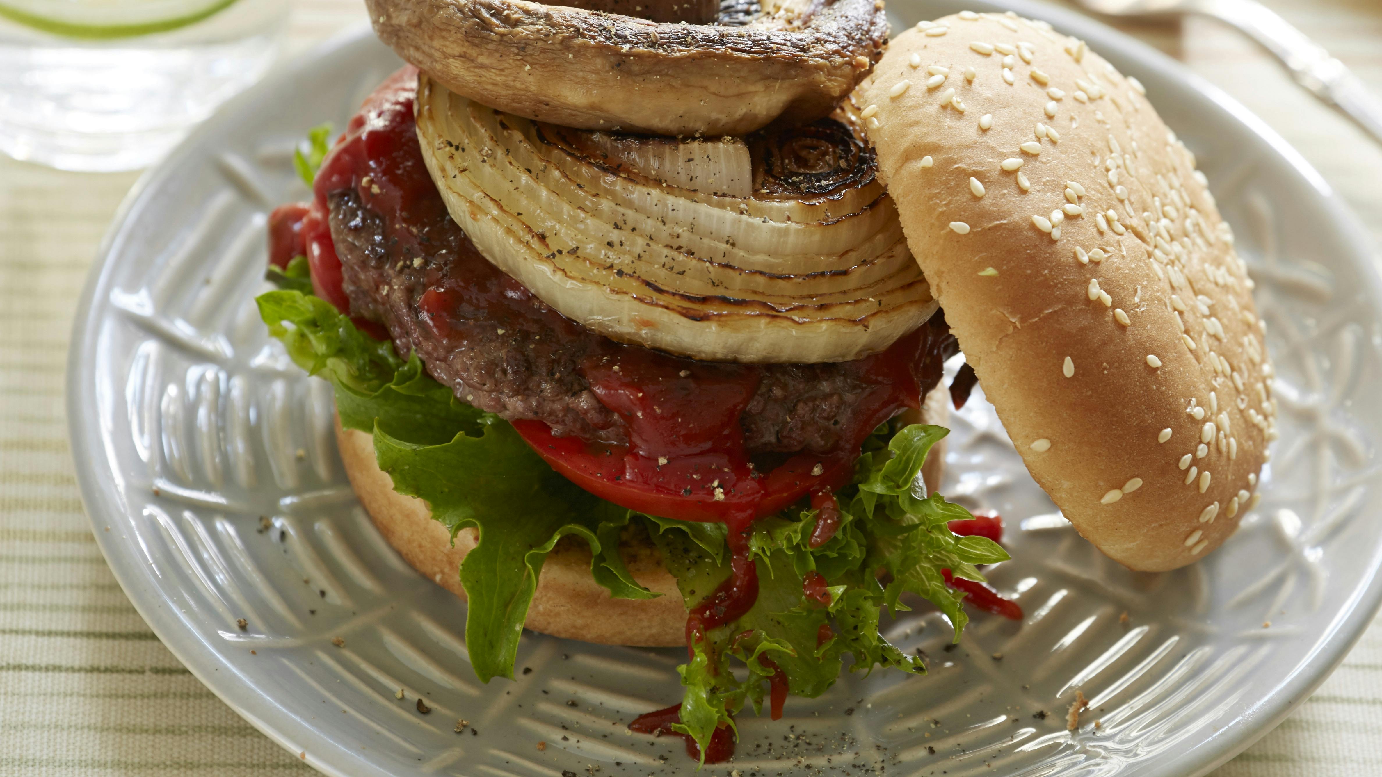 Bøfsandwich bestående af burgerbolle fyldt med hakkebøf, portobellosvamp, salat, tomat og mayonnaise