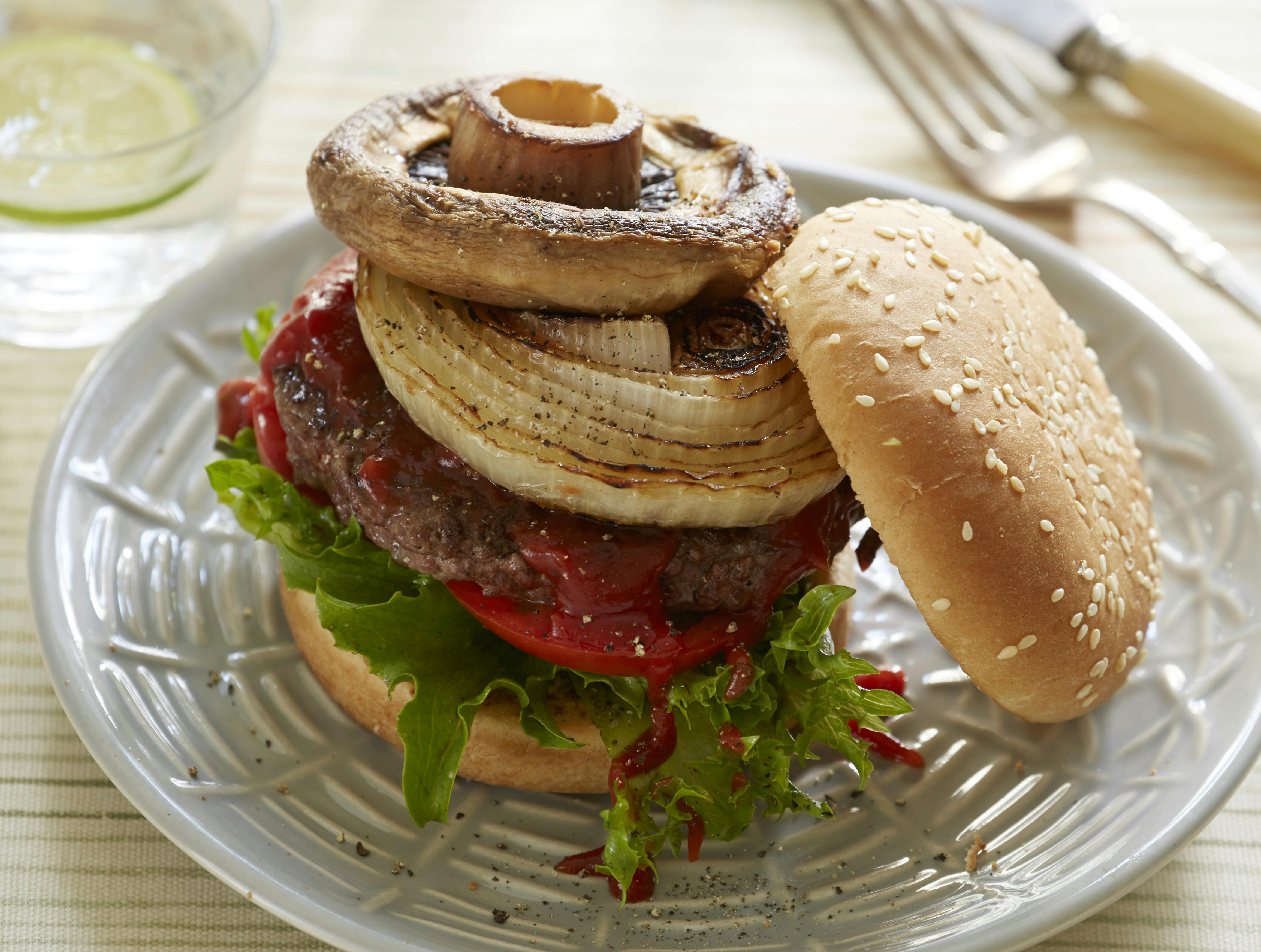 Bøfsandwich bestående af burgerbolle fyldt med hakkebøf, portobellosvamp, salat, tomat og mayonnaise