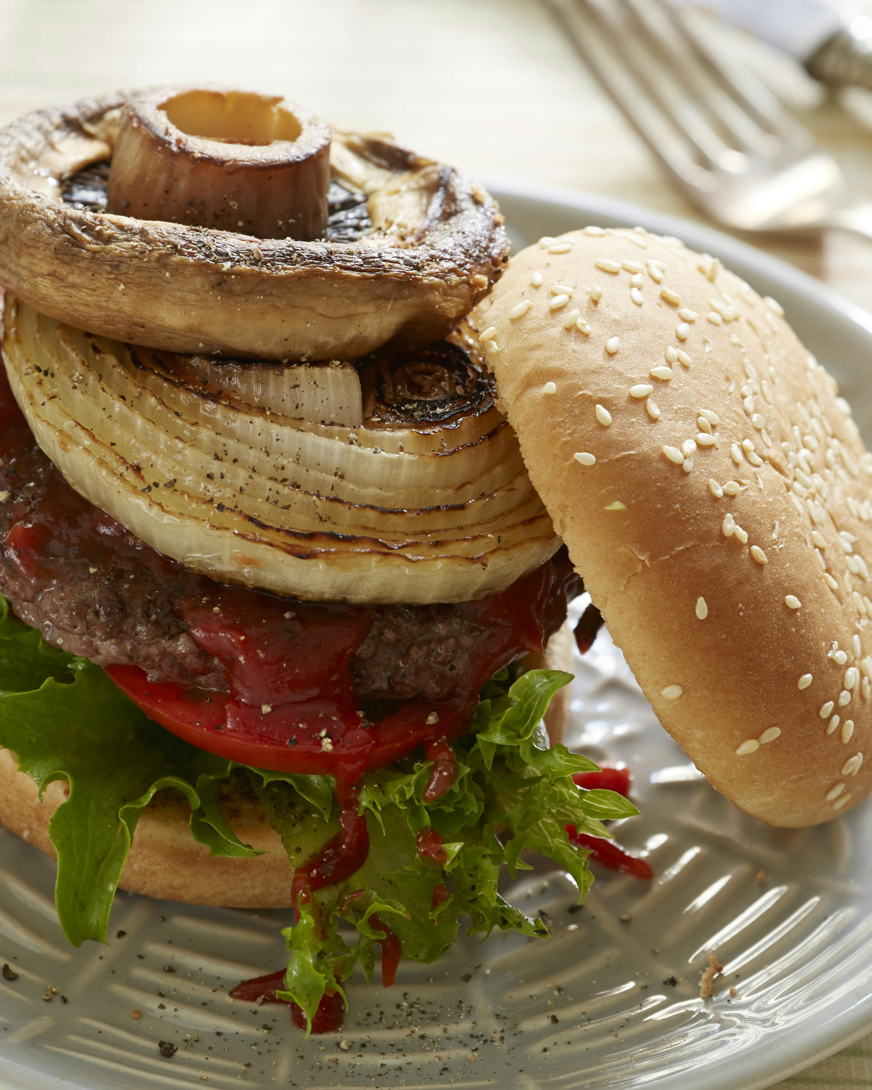 Bøfsandwich bestående af burgerbolle fyldt med hakkebøf, portobellosvamp, salat, tomat og mayonnaise