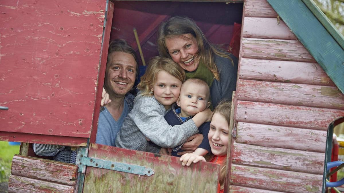 børnefamilie bor på herberg