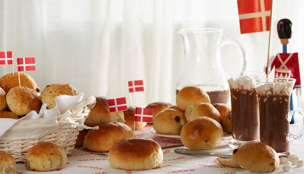 Boller med marciapn, kakao og dannebrog flag på bord 
