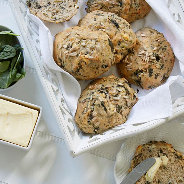 https://imgix.familiejournal.dk/media/article/boller-med-spinat-og-feta.jpg