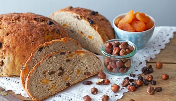 Brød med hasselnødder og abrikoser