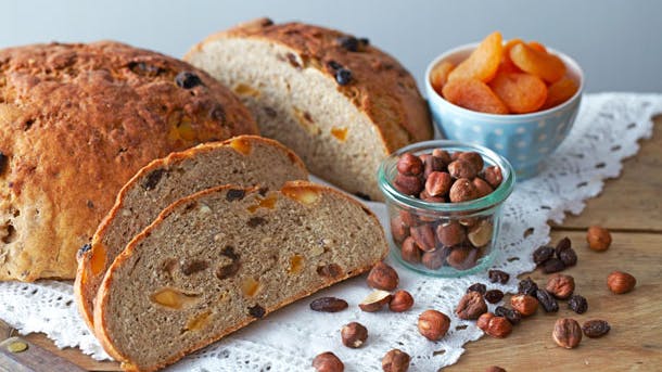 Brød med hasselnødder og abrikoser
