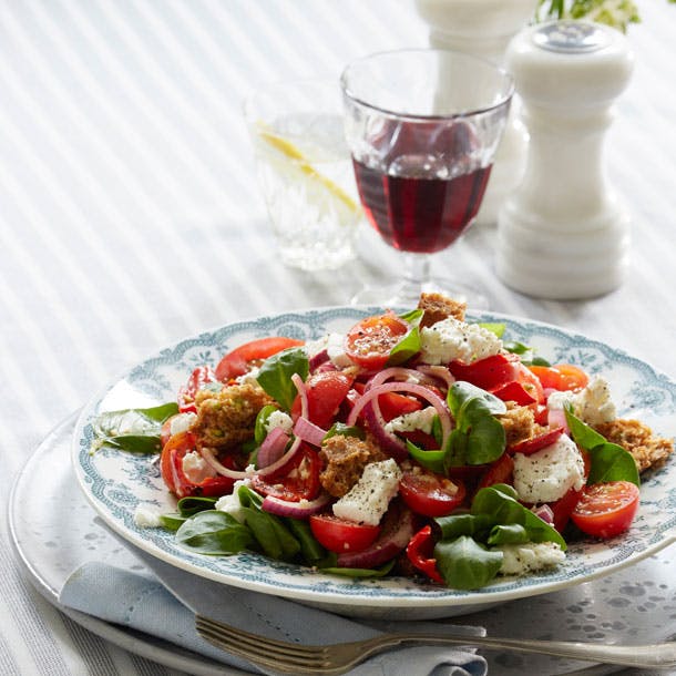 Brødsalat med feta på tallerken