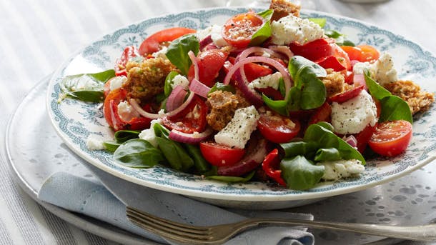 Brødsalat med feta på tallerken