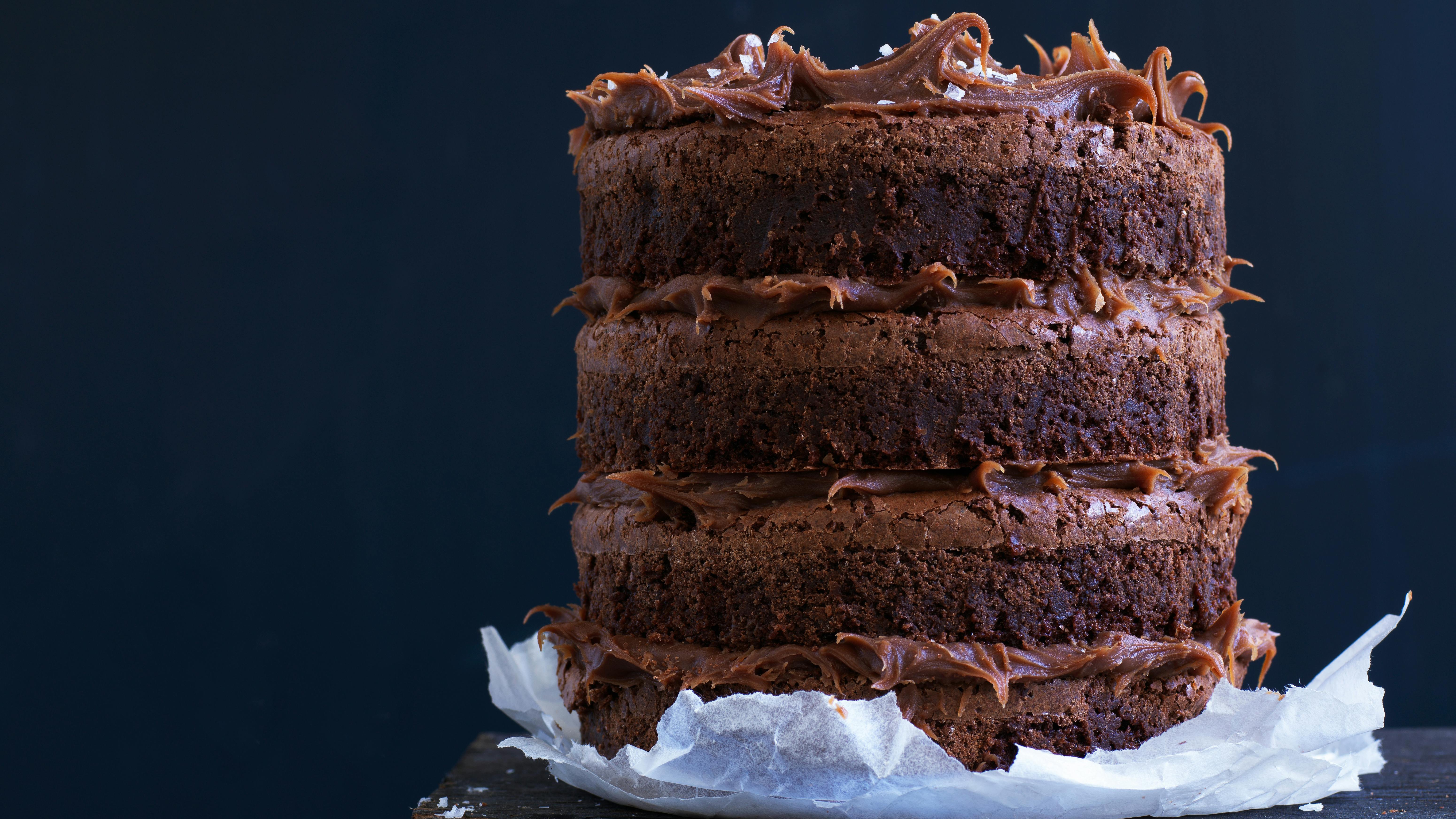 Få opskriften på en overdådig lagkage med browniebunde og saltkaramelganache.