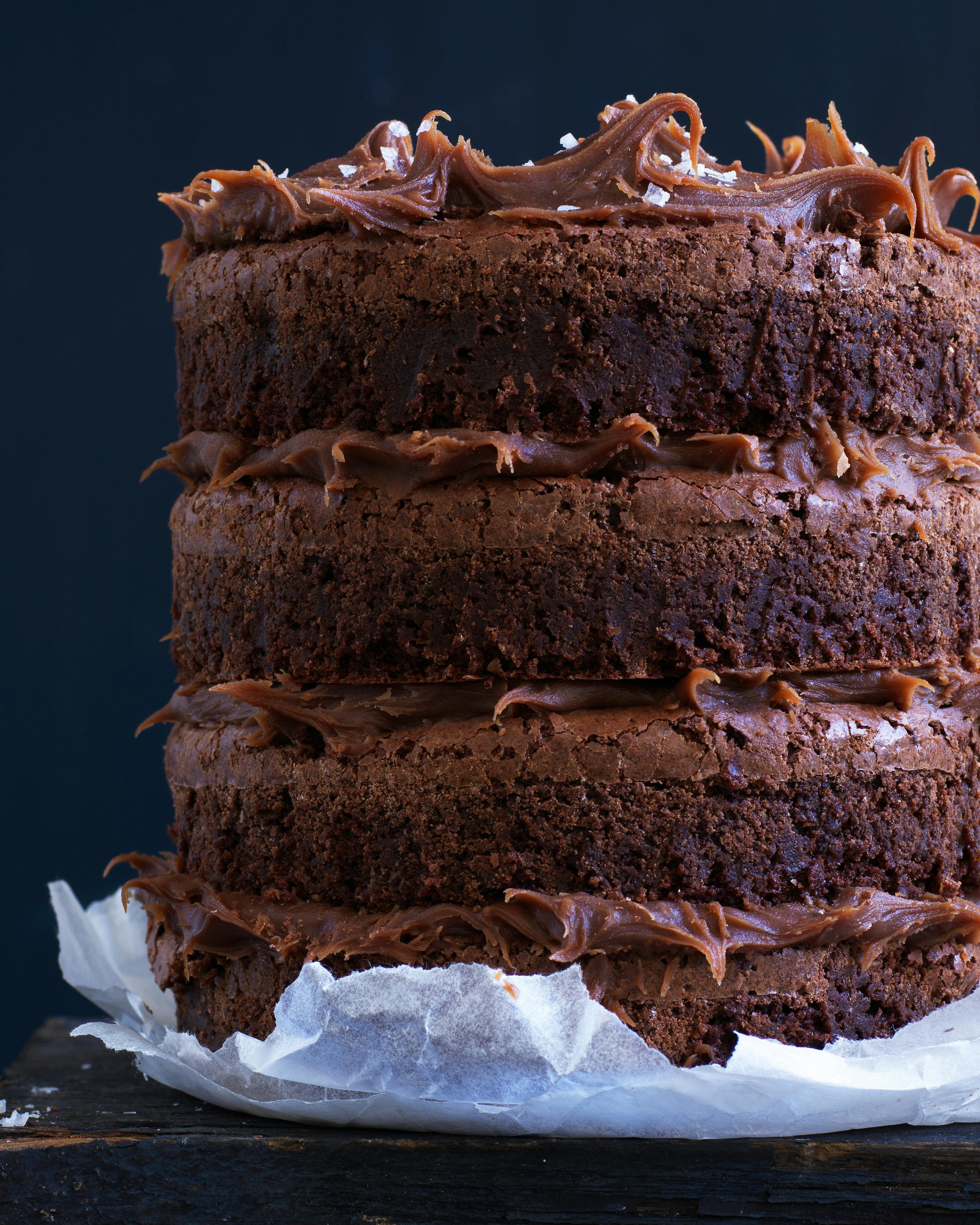 Få opskriften på en overdådig lagkage med browniebunde og saltkaramelganache.