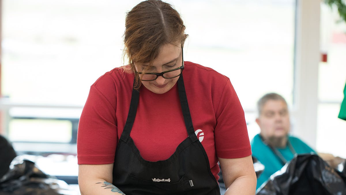 Camilla laver mad til unges konfirmation