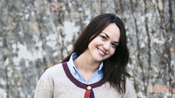 Strikkeopskrift: Dame i cardigan med farvekanter