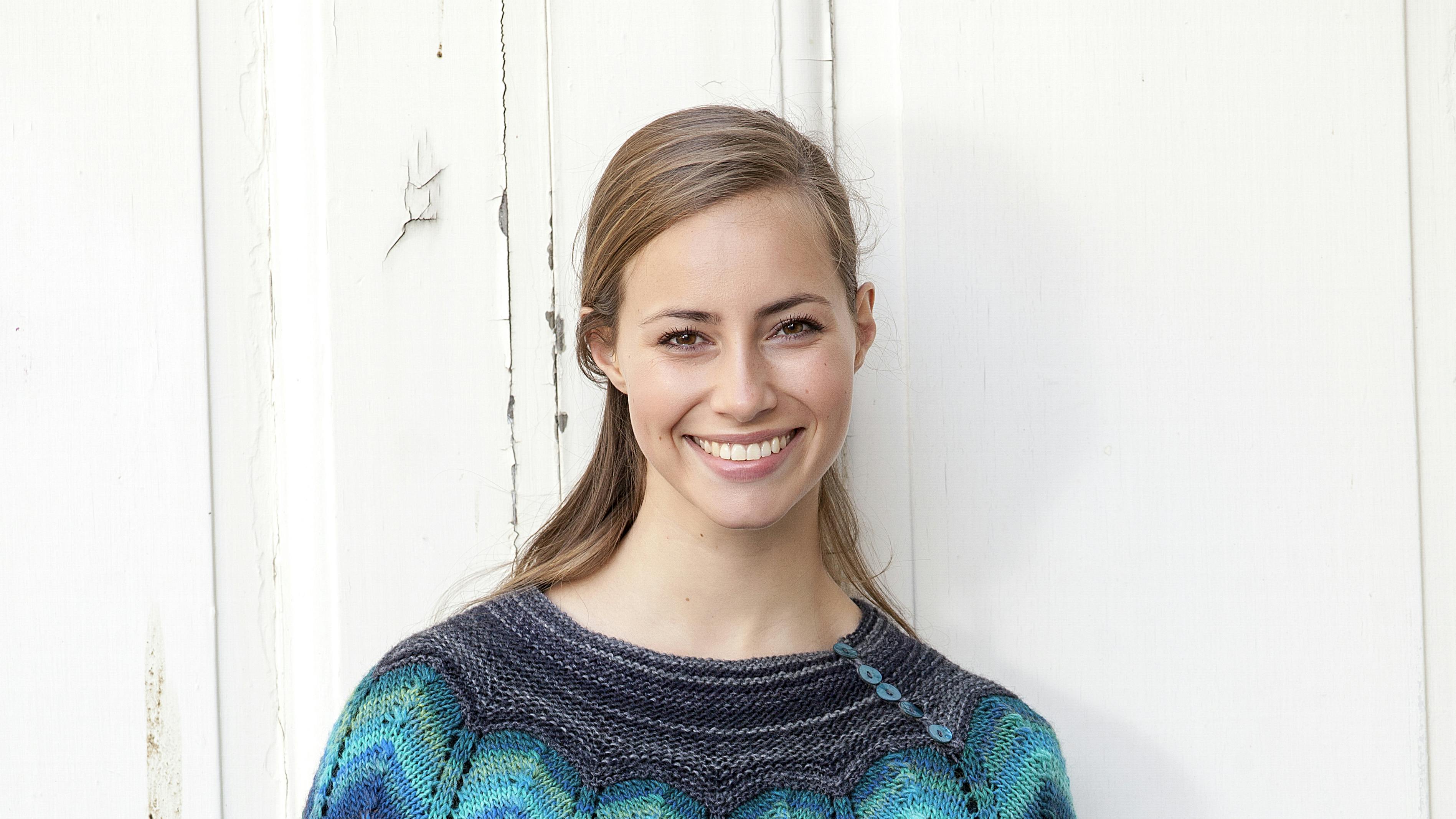 Strik skøn turkis poncho med smukt sik-sak-mønster