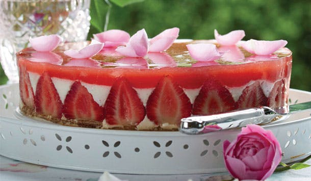 Cheesecake med jordbær anrettet på kagefad