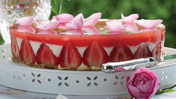 Cheesecake med jordbær anrettet på kagefad