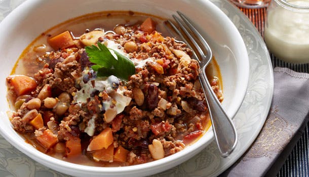 chili con carne med med cremefraiche og bladselleri