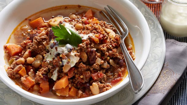 chili con carne med med cremefraiche og bladselleri