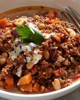 chili con carne med med cremefraiche og bladselleri