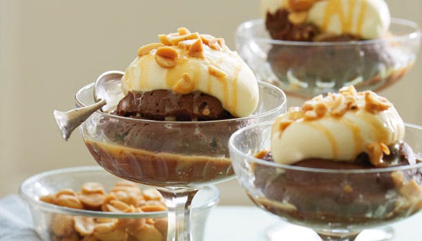 Chokolade-ganache med saltet karamel og peanuts