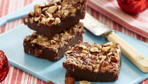 Chokolade-konfekt-kage med hakkede nødder på toppen