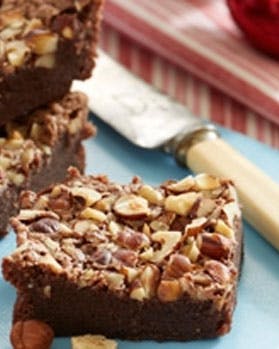 Chokolade-konfekt-kage med hakkede nødder på toppen