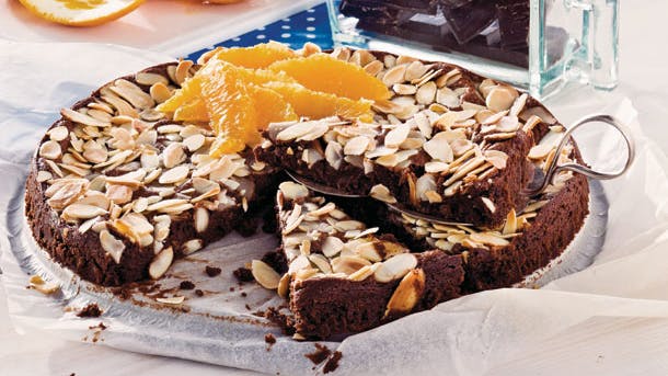 chokoladekage med mandler på toppen og appelsin
