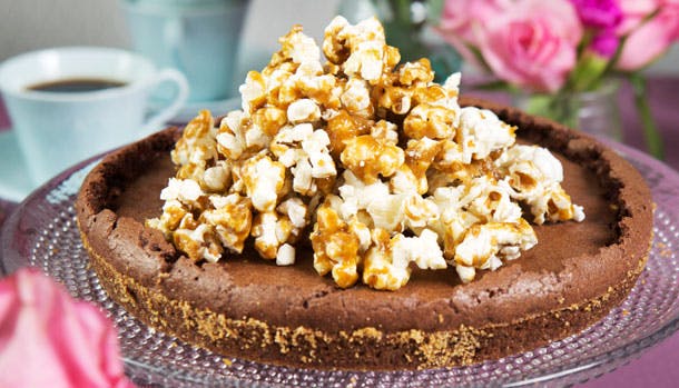 chokoladekage med karamel popcorn på toppen 