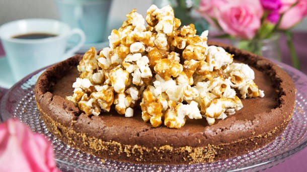 chokoladekage med karamel popcorn på toppen