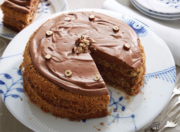 Chokolademousse i lag på tallerken