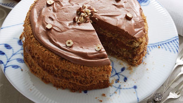 Chokolademousse i lag på tallerken