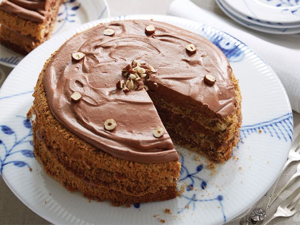 Chokolademousse i lag på tallerken