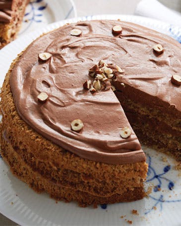 Chokolademousse i lag på tallerken