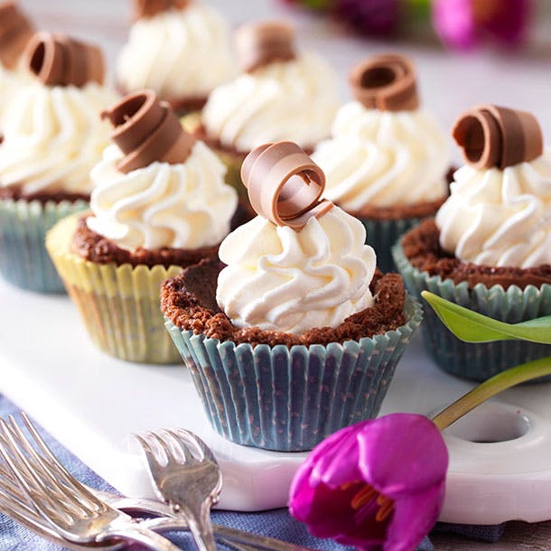 https://imgix.familiejournal.dk/media/article/chokolademuffins-med-floedeskum.jpg