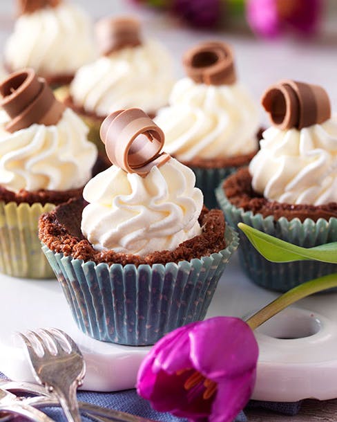 https://imgix.familiejournal.dk/media/article/chokolademuffins-med-floedeskum.jpg