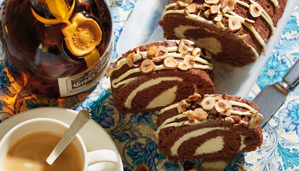Chokoladeroulade med hvid chokoladecreme og Grand Marnier