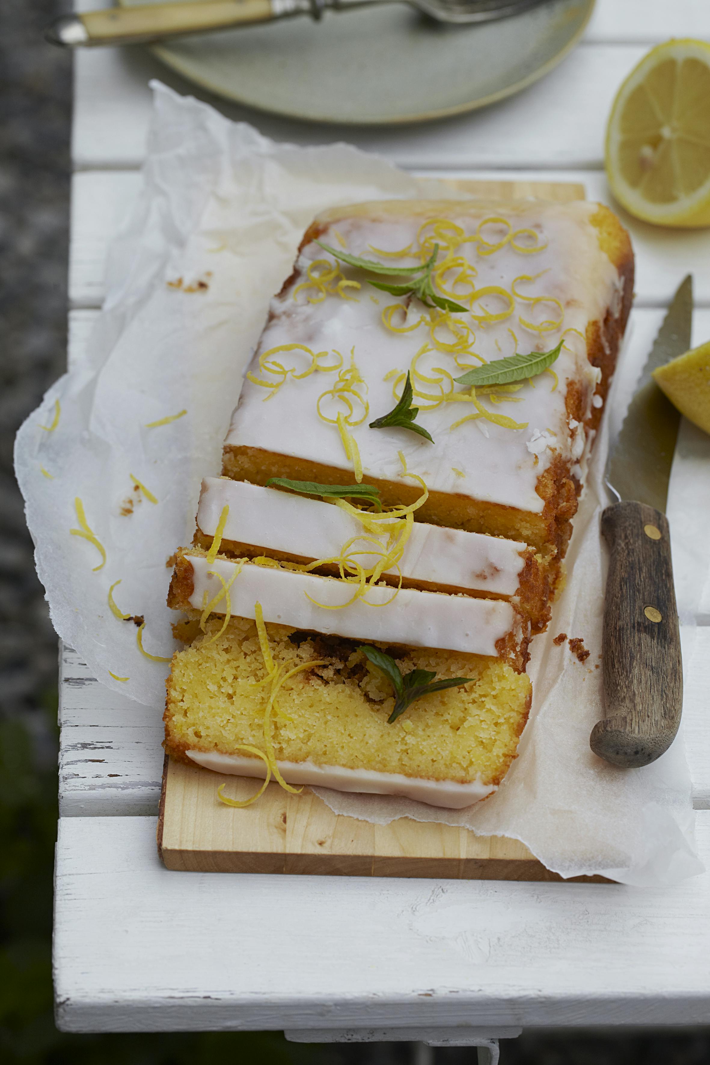 Citronkage bagt i aflang form og toppet med citronglasur