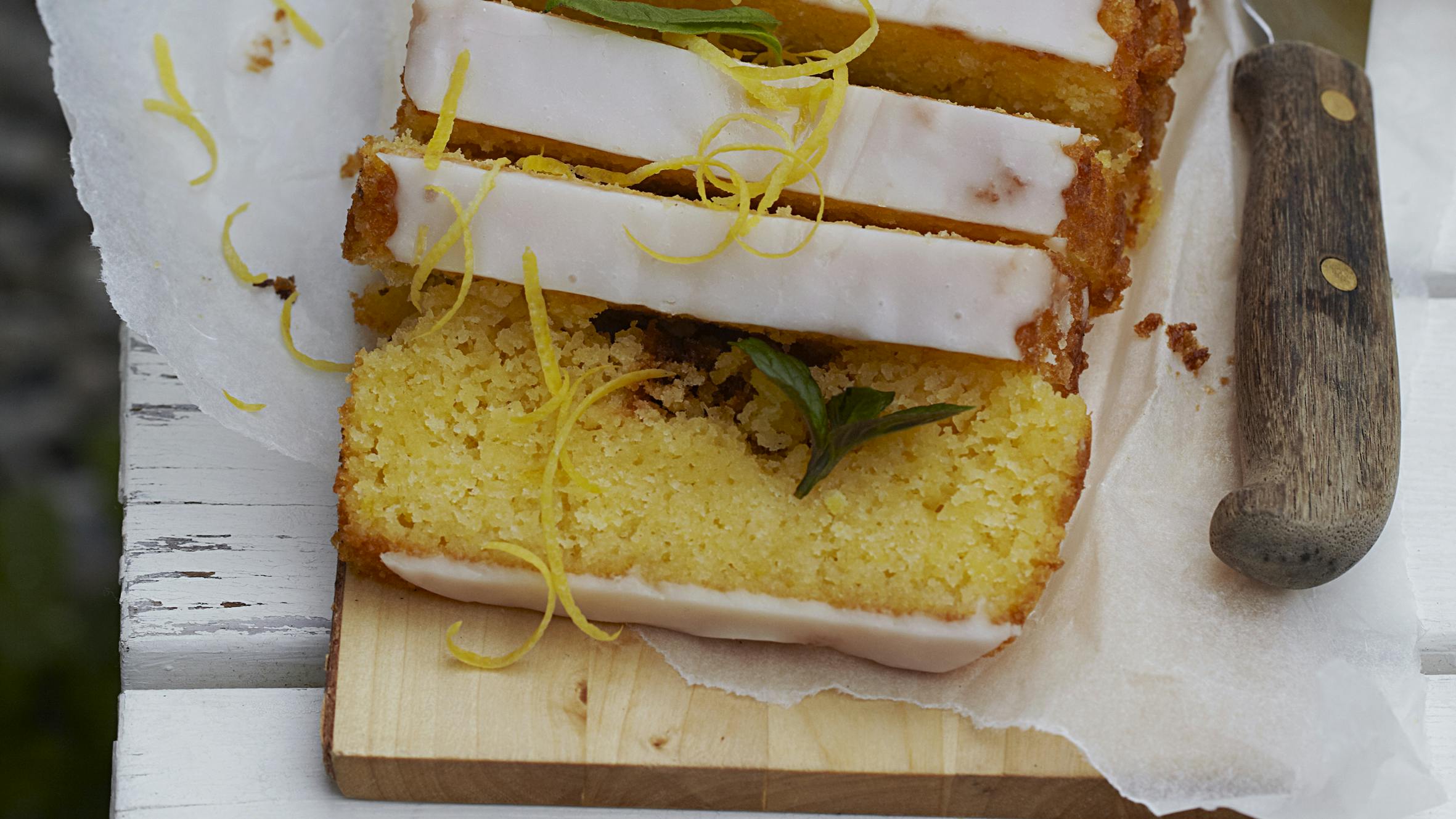 Citronkage bagt i aflang form og toppet med citronglasur