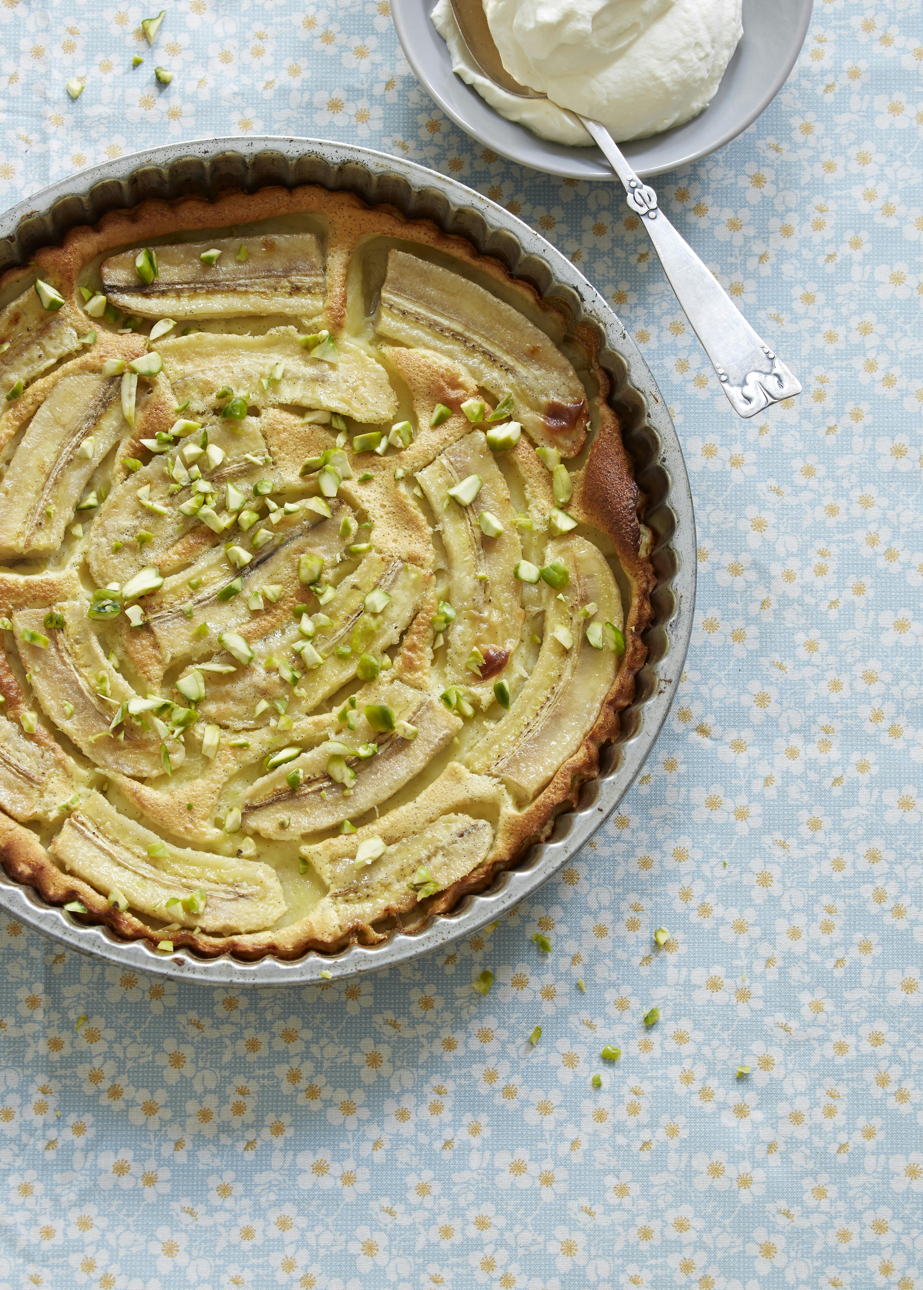 Clafouti: Flot tærte med banan, der er drysset med pistacienødder