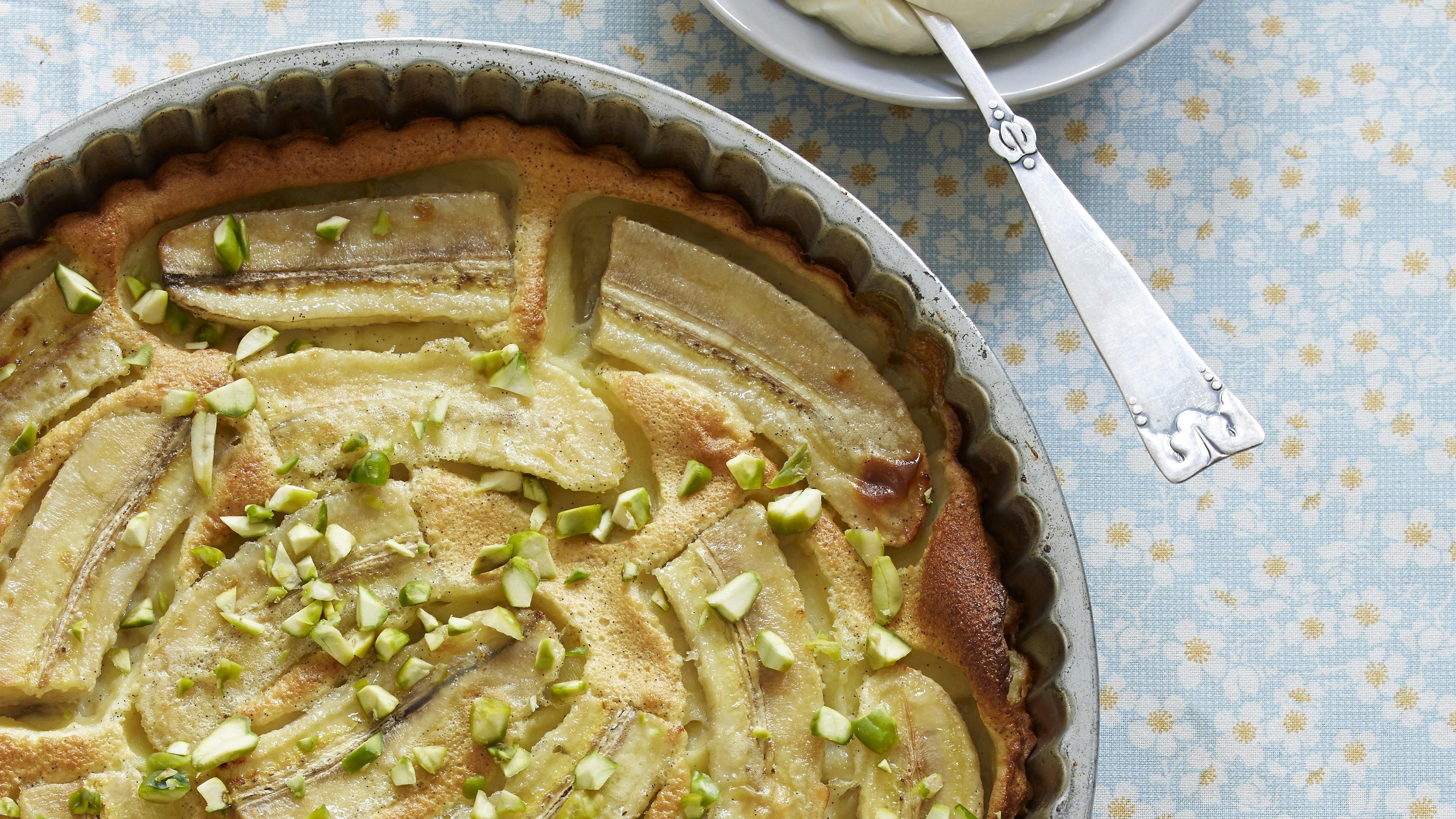 Clafouti: Flot tærte med banan, der er drysset med pistacienødder