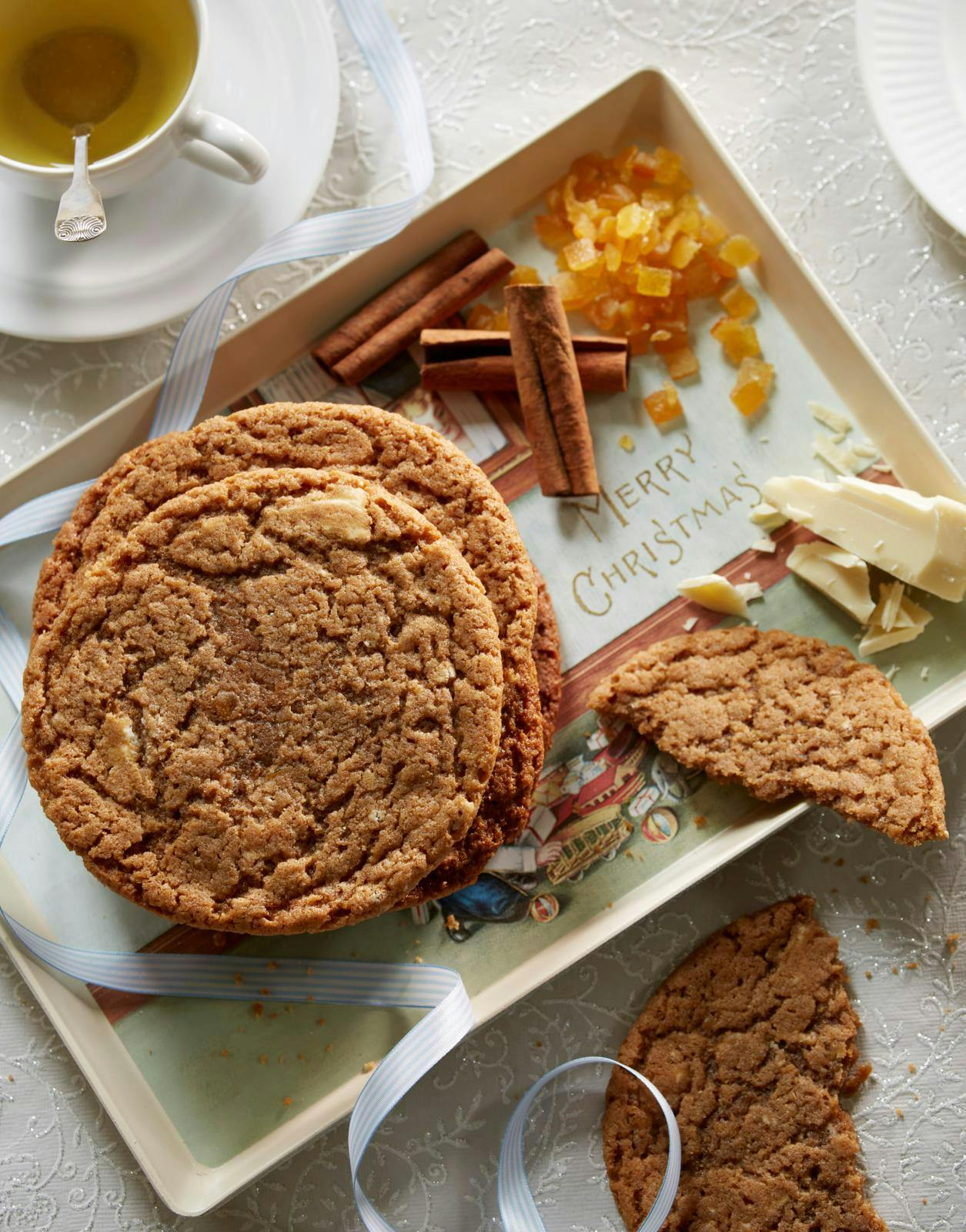 Store cookies med kanel, nelliker, syltet appelsinskal og hvid chokolade.